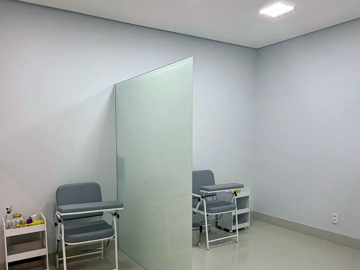 Sala de coleta do Laboratório Exato com poltronas de coleta e divisória de vidro