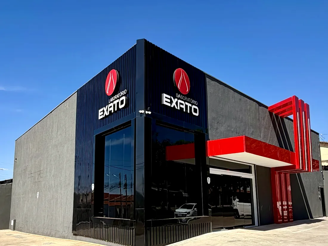 Fachada do Laboratório Exato na Av. Bartolomeu Bueno, em Aparecida de Goiânia, com estacionamento