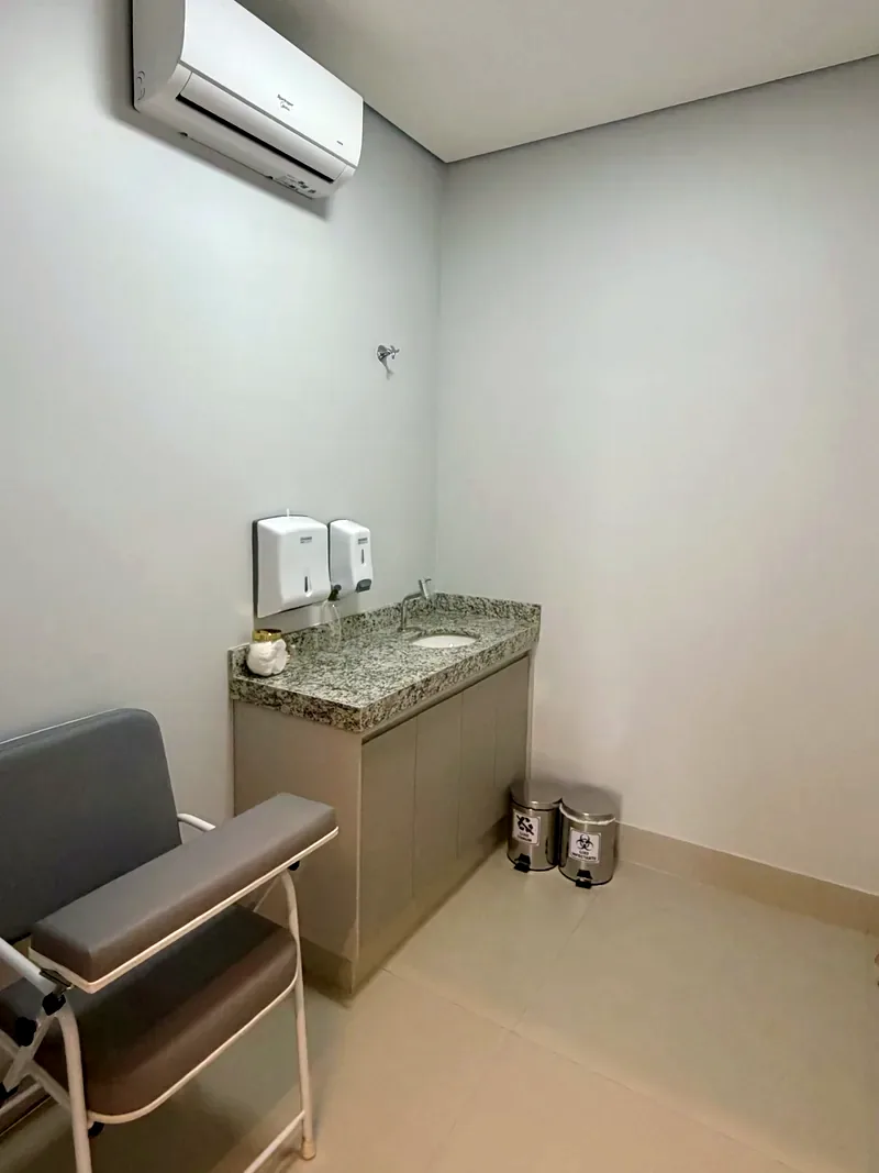 Poltrona de coleta do Laboratório Exato com bancada e materiais organizados