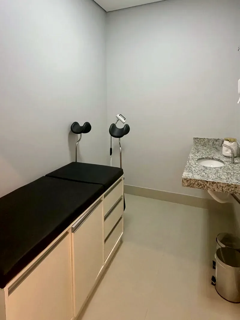 Sala de exames do Laboratório Exato com maca clínica e bancada higienizada